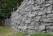 Betongmuren som likner naturstein