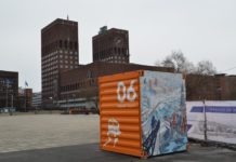 Oransje konteinere langs Havnepromenaden