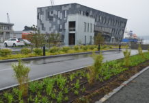 En representasjonspark preget av larvikitt og grønt