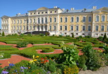 Rundāle slott og slottspark – blant Latvias største turistattraksjoner
