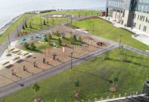 Helse- og beredskapshus med bølgevern og landingsplass for helikopter