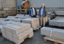 Bearbeidet anortositt til minnestedet på Utøyakaia