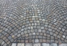 Setting av gatesteinsbelegg i buemønster