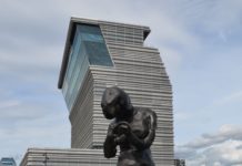 The Mother er på plass i blomsterenga