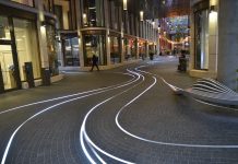 Lys i en urban passasje